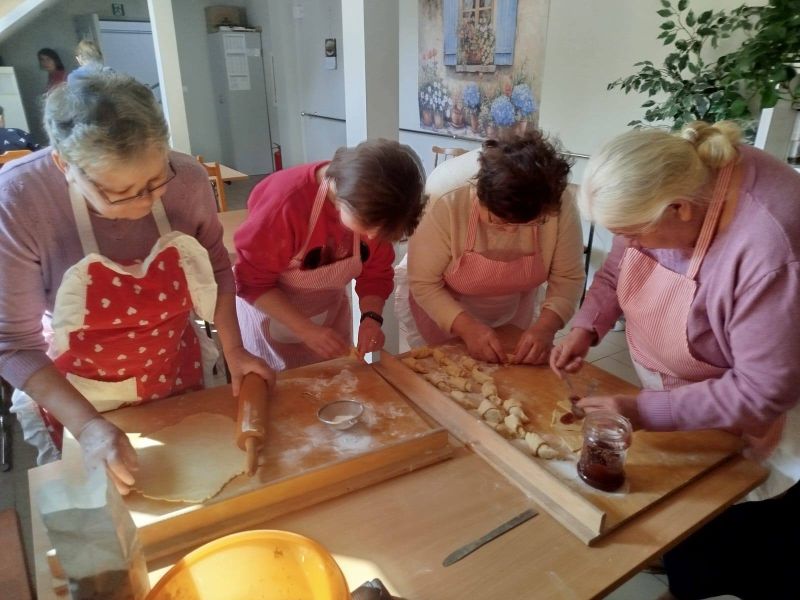 mieszkanki przygotowują ciasteczka do pieczenia