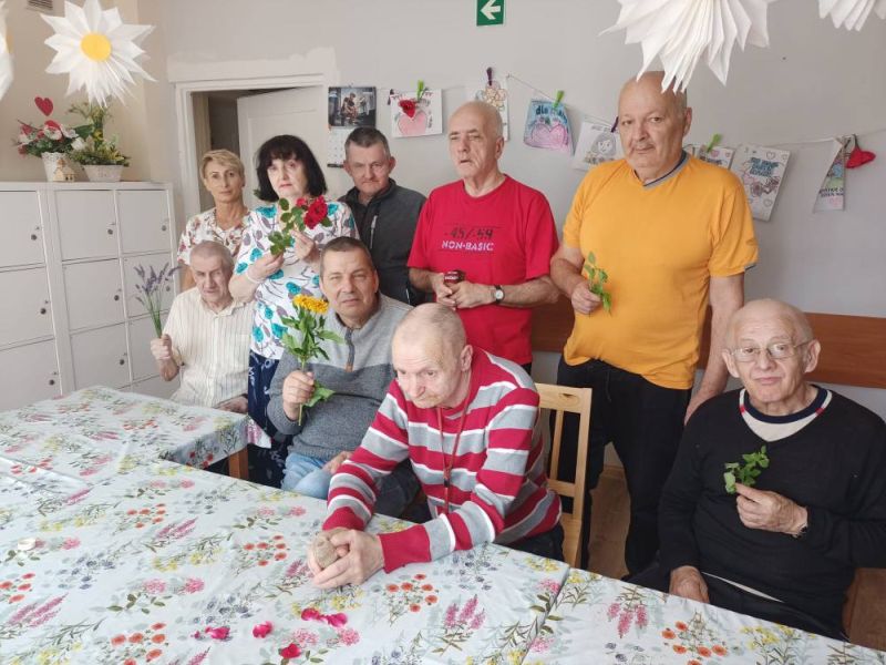 mieszkańcy na zajęciach sensorycznych