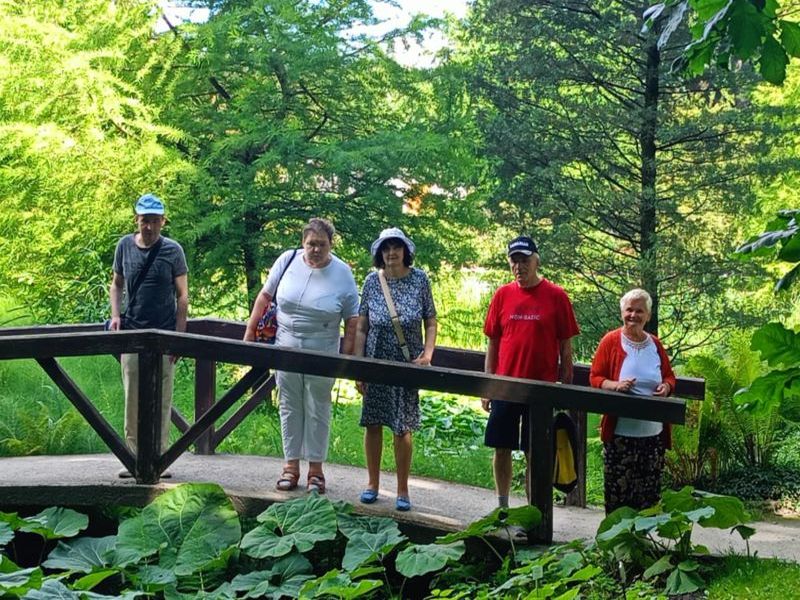 mieszkańcy w ogrodzie botanicznym