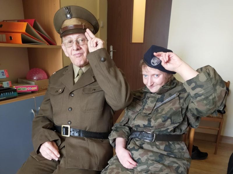 mieszkańcy domu w mundurach wojskowych