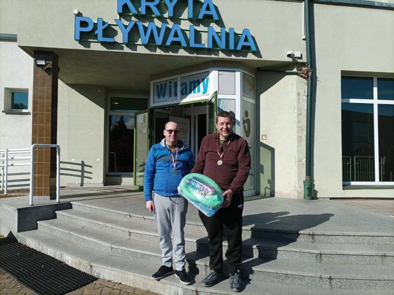 medaliści przed pływalnią
