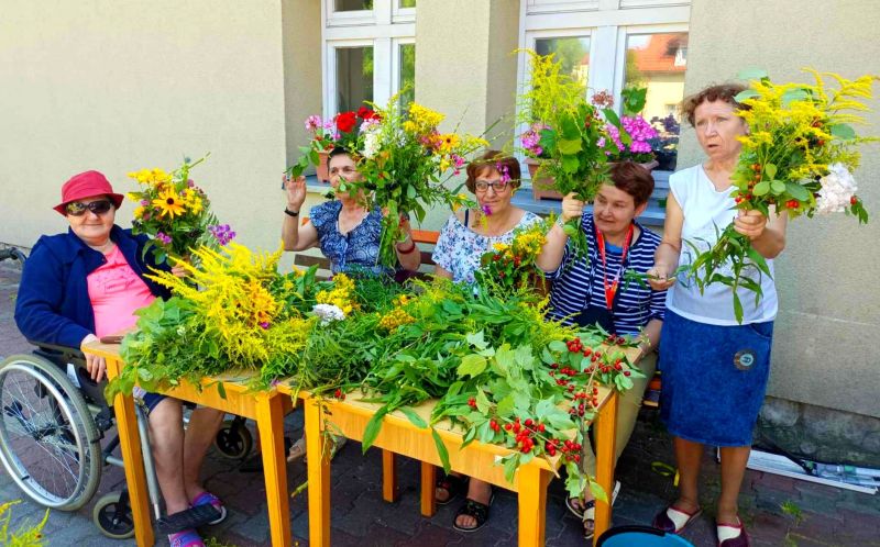 mieszkanki domu z bukietami kwiatów
