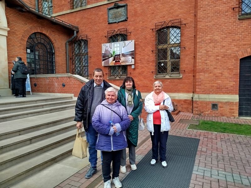 grupa mieszkańców przed Sanktuarium w Łagiewnikach