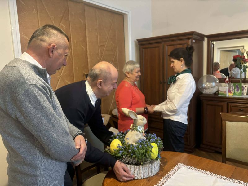 mieszkańcy skladają życzenia Pani Dyrektor